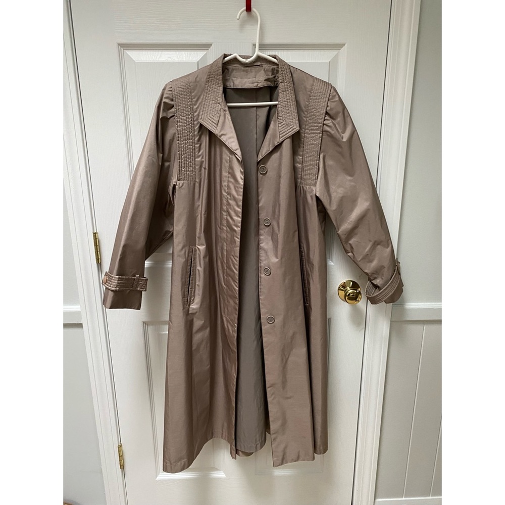 Vintage trench coat like new. With belt
